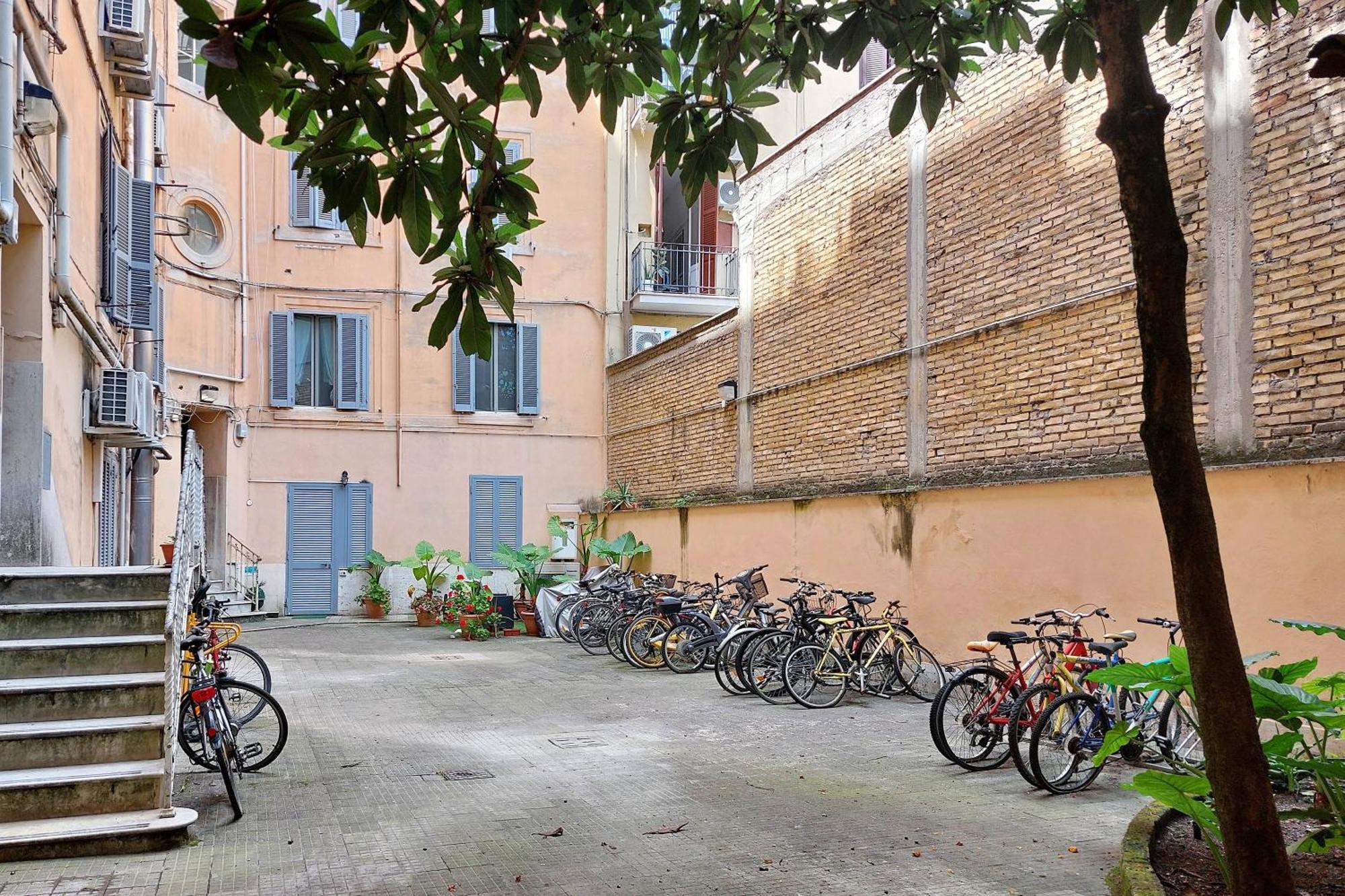 Happy Place Apartment Rom